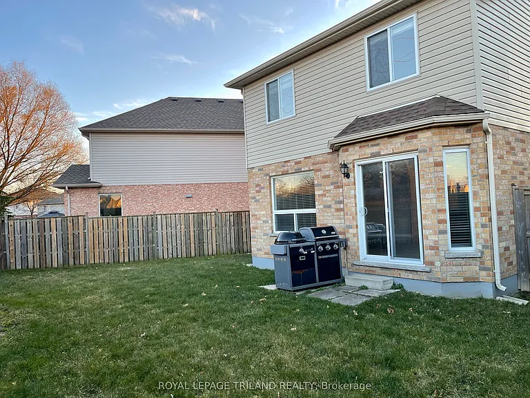 979 Crosscreek Ct — Photo 16