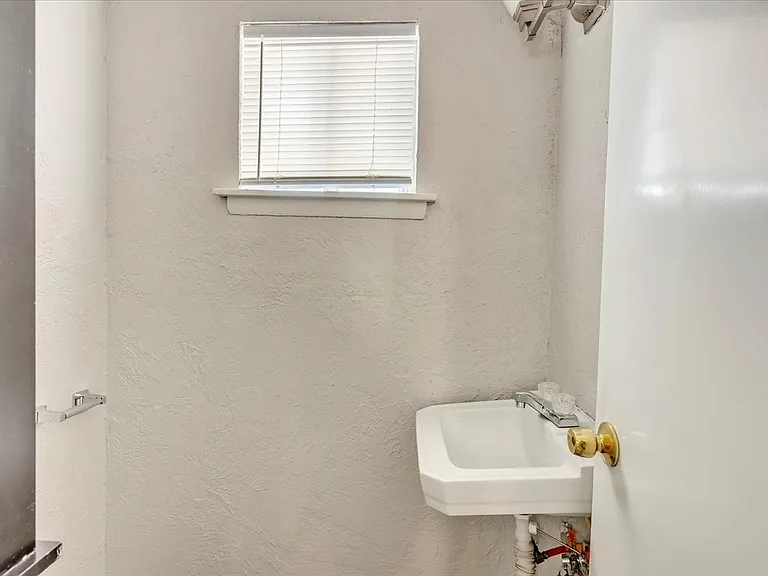 545 SW 46th St — Photo 10