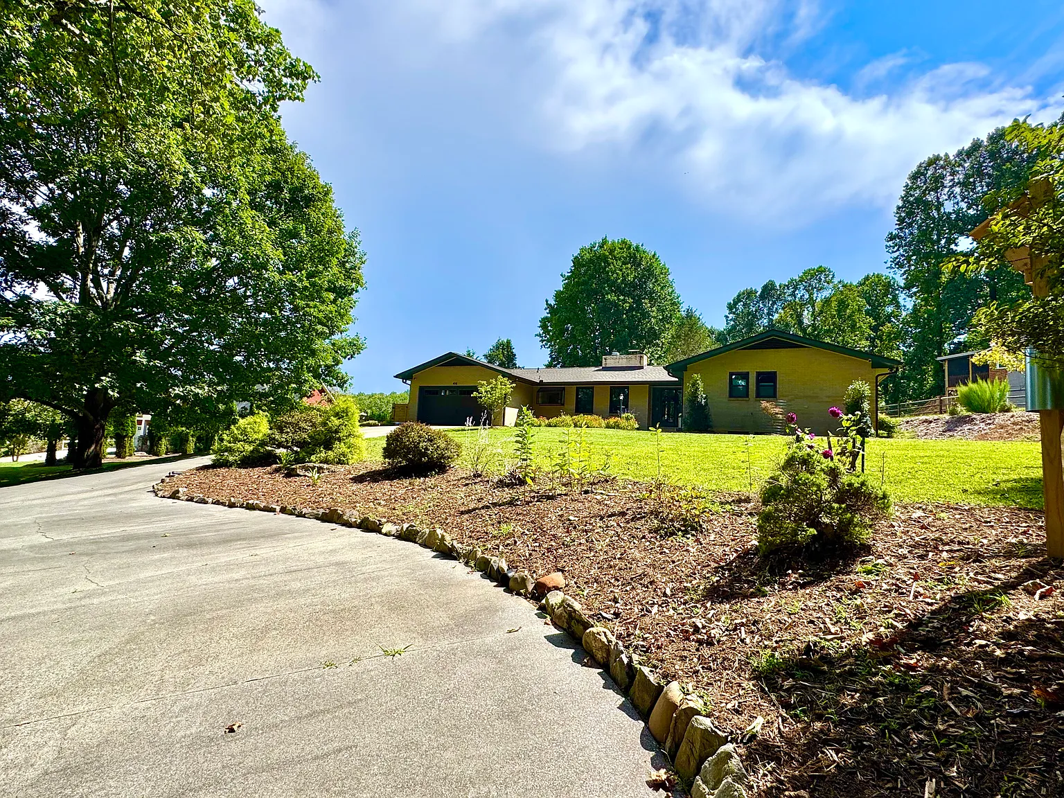 3 bed, 2.5 bath, 2246 sqft, $3,250 — Photo 3