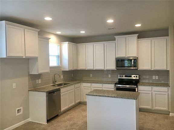 4th image of 301 Michaelis Dr