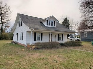 102 W School St, King, NC 27021