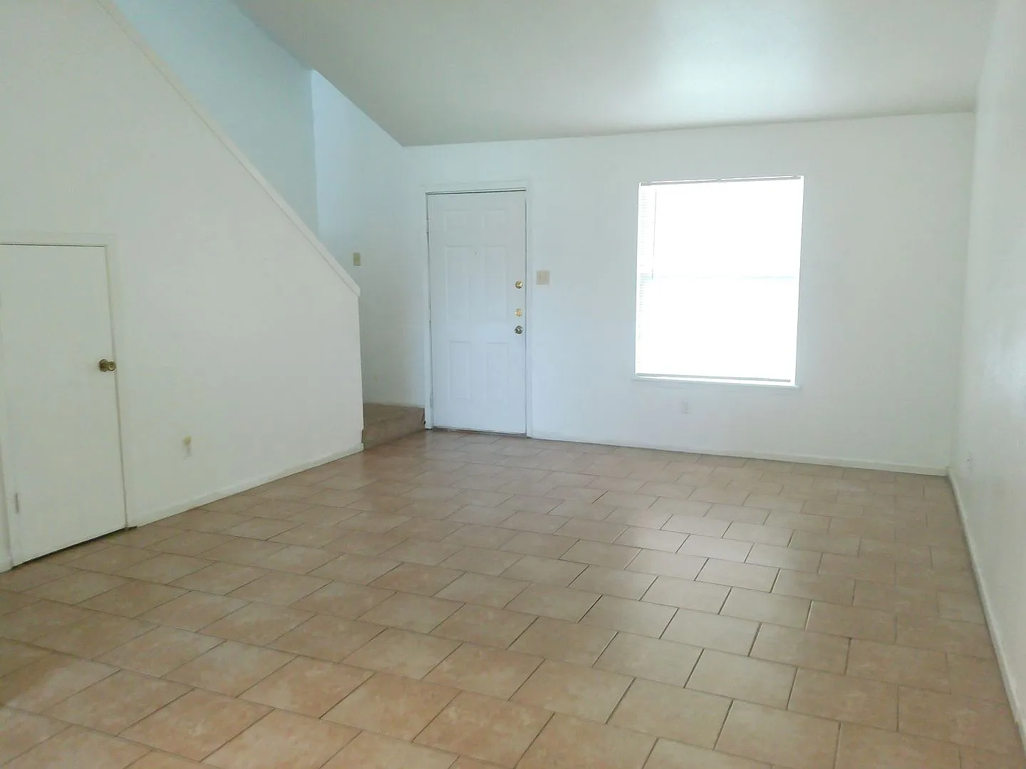 5725 Crestmore - 2/Bed 2/Bath - $1000/month — Photo 2