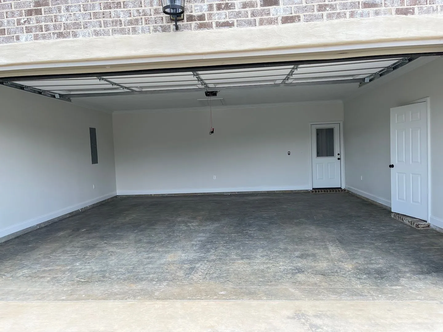 Comfortable 4-Bedroom Home with Great Outdoor Space — Photo 2