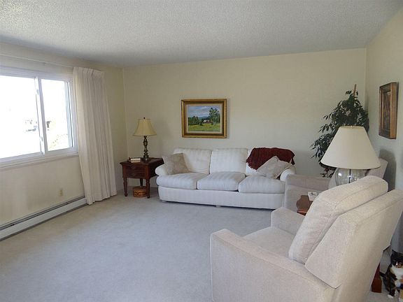 3rd image of 634 Peony Dr
