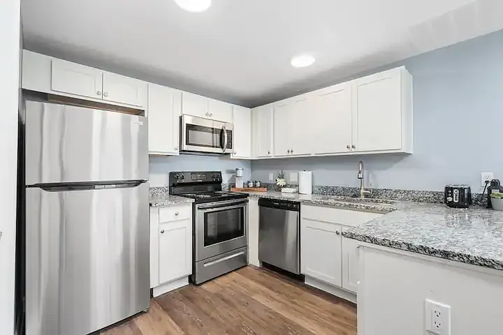 557 Riverview Apartments — Photo 2