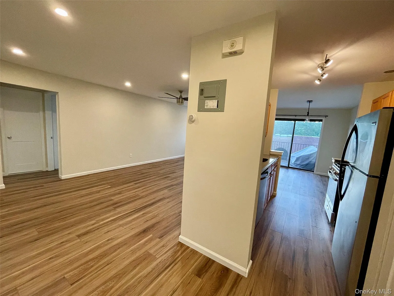 1 bed, 1.0 bath, 900 sqft, $3,000 — Photo 2