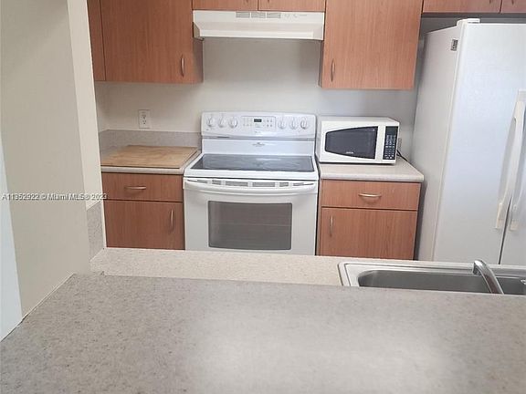 4th image of 816 NW 11th St APT 408