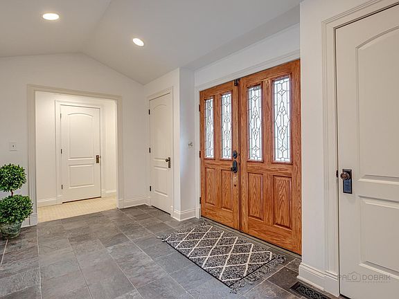 3rd image of 756 Stonegate Rd