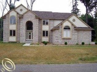 23588 Lee Ln, Southfield, MI 48033