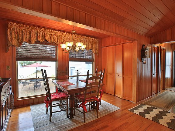 Breakfast nook w/ patio view