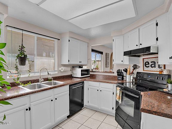 3rd image of 2307 W PARK Avenue