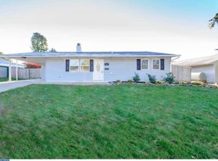 275 Magnolia Dr, Levittown, PA