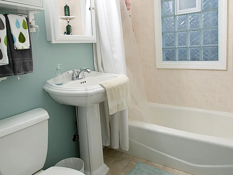 2605 Webster Ave S — Photo 9