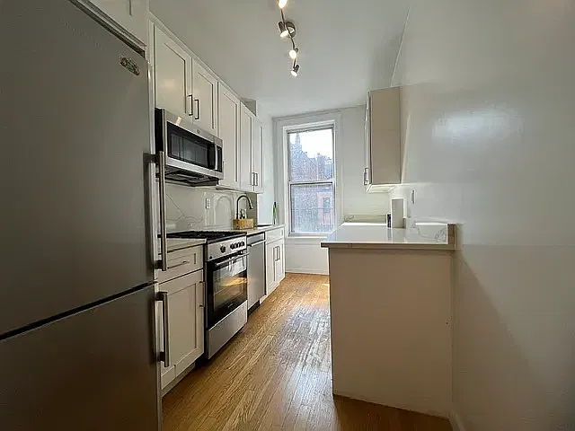 156 W 72nd St #5R