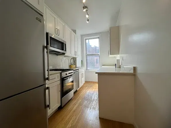 156 W 72nd St #5R, New York, NY 10023