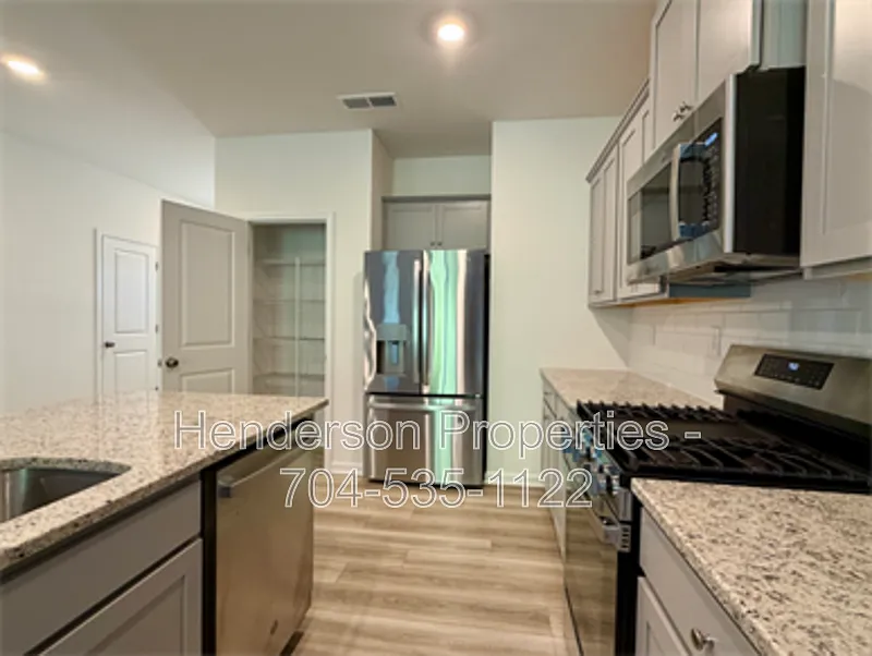 Studio, $2,200 — Photo 4