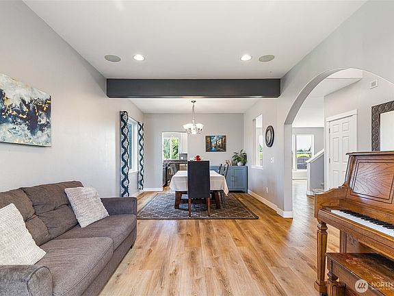 4th image of 2639 Glenmore Street