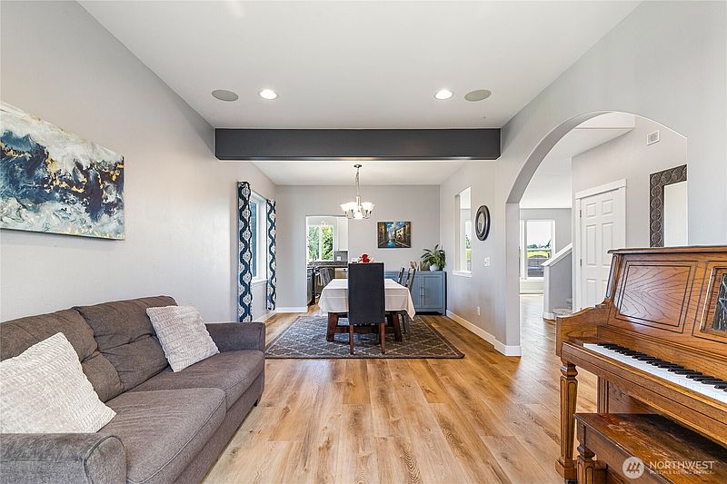 4th image of 2639 Glenmore Street