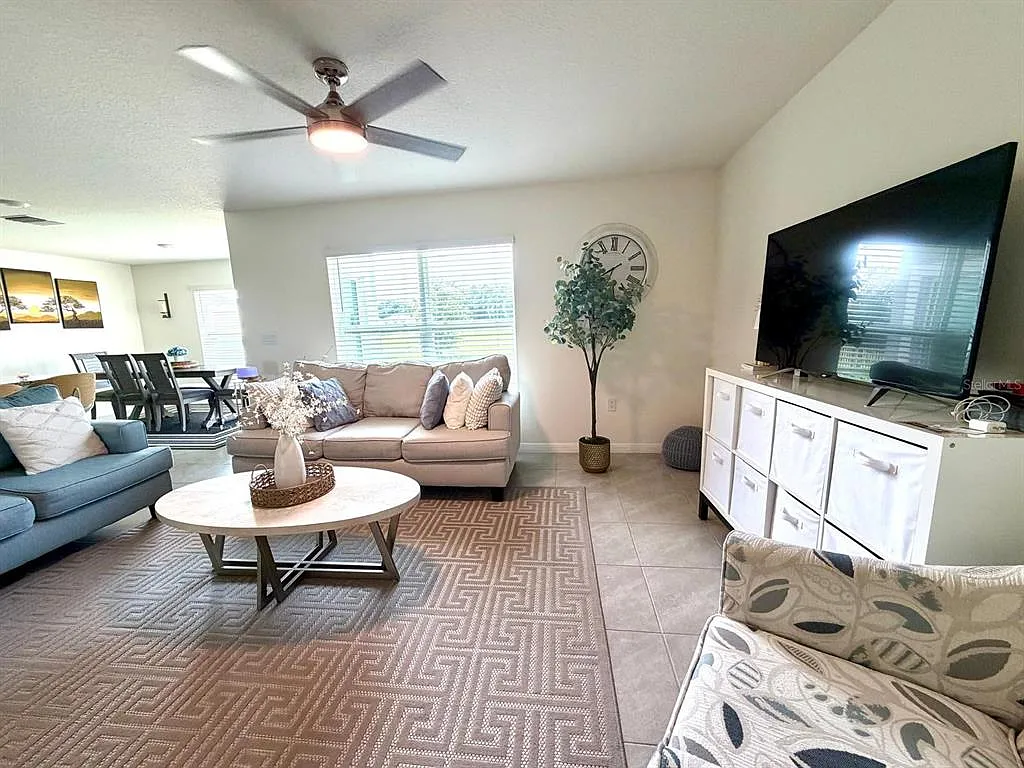 3 bed, 2.5 bath, 1961 sqft, $2,200 — Photo 2