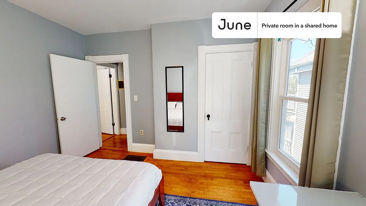 Queen bedroom in 7 bed/2 bath home in Allston #1321 E — Photo 4