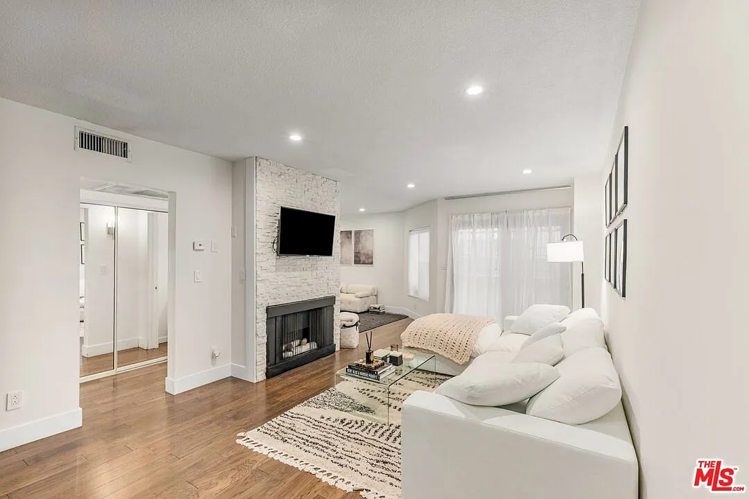 1 bed, 1.0 bath, 740 sqft, $3,100 — Photo 3