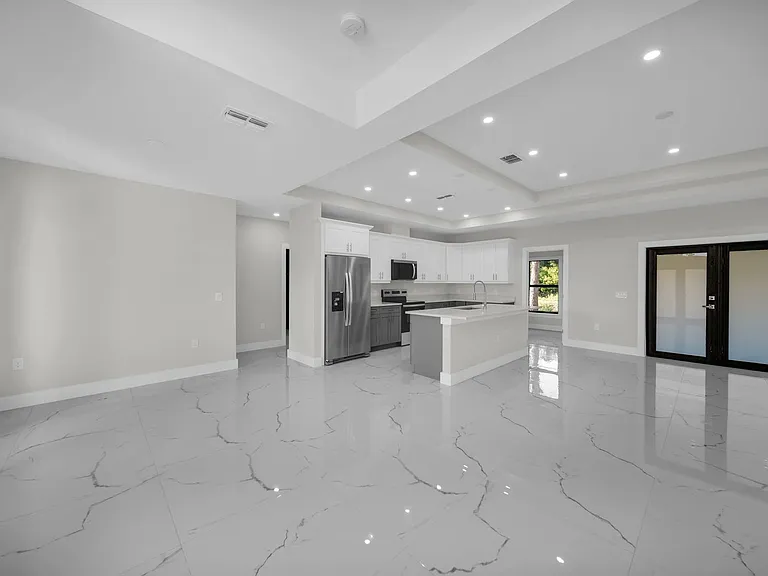 636 Ladd St — Photo 5