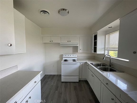 4th image of 826 N Barranca Ave