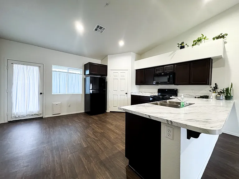 7176 E 38th Ln — Photo 5