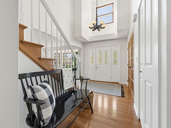 3rd image of 1601 Crowfoot Cir N