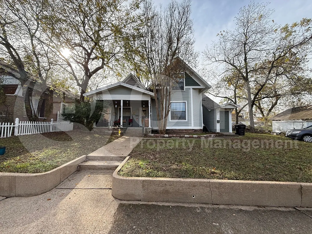 Photo 1 of 12 - 224 W Hull St #B - Denison, TX Primary Photo - 224 W Hull St #B