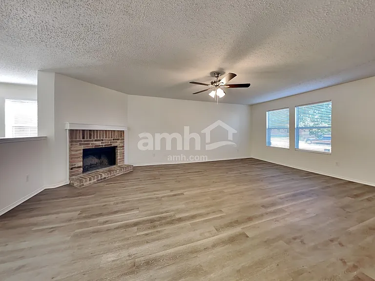 6040 Crescenzio Dr — Photo 7