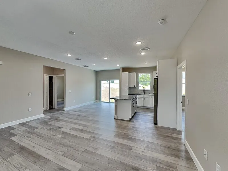 3 bed, 2.0 bath, 1251 sqft, $1,795 — Photo 3