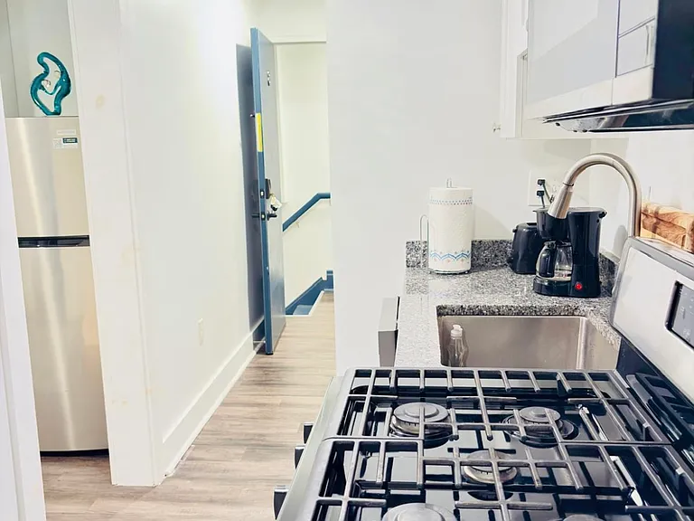 1646 Vine St #8 — Photo 3