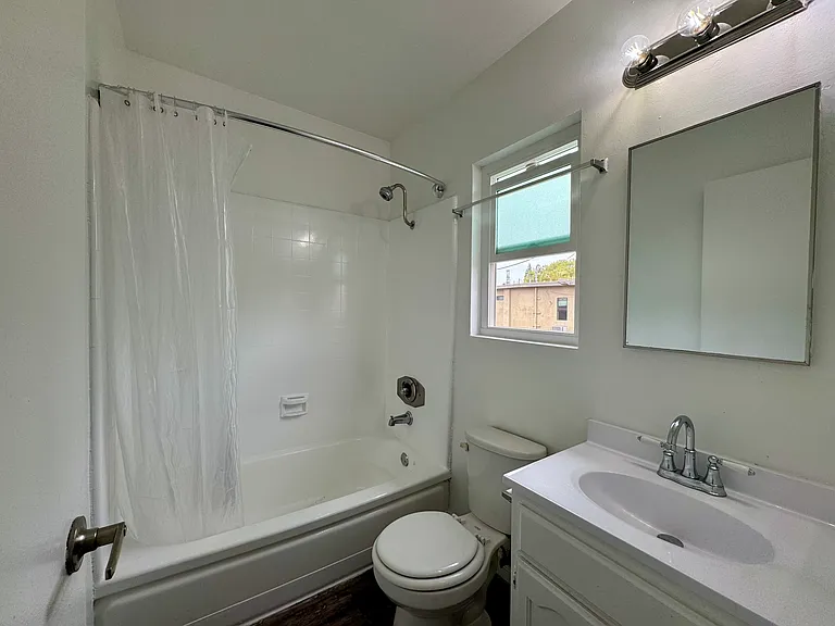 1230 W 29th St #8 — Photo 3