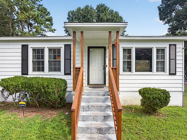 1315 Phyllis Dr — Photo 2