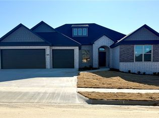 208 Doral Dr, Cave Springs, AR 72718