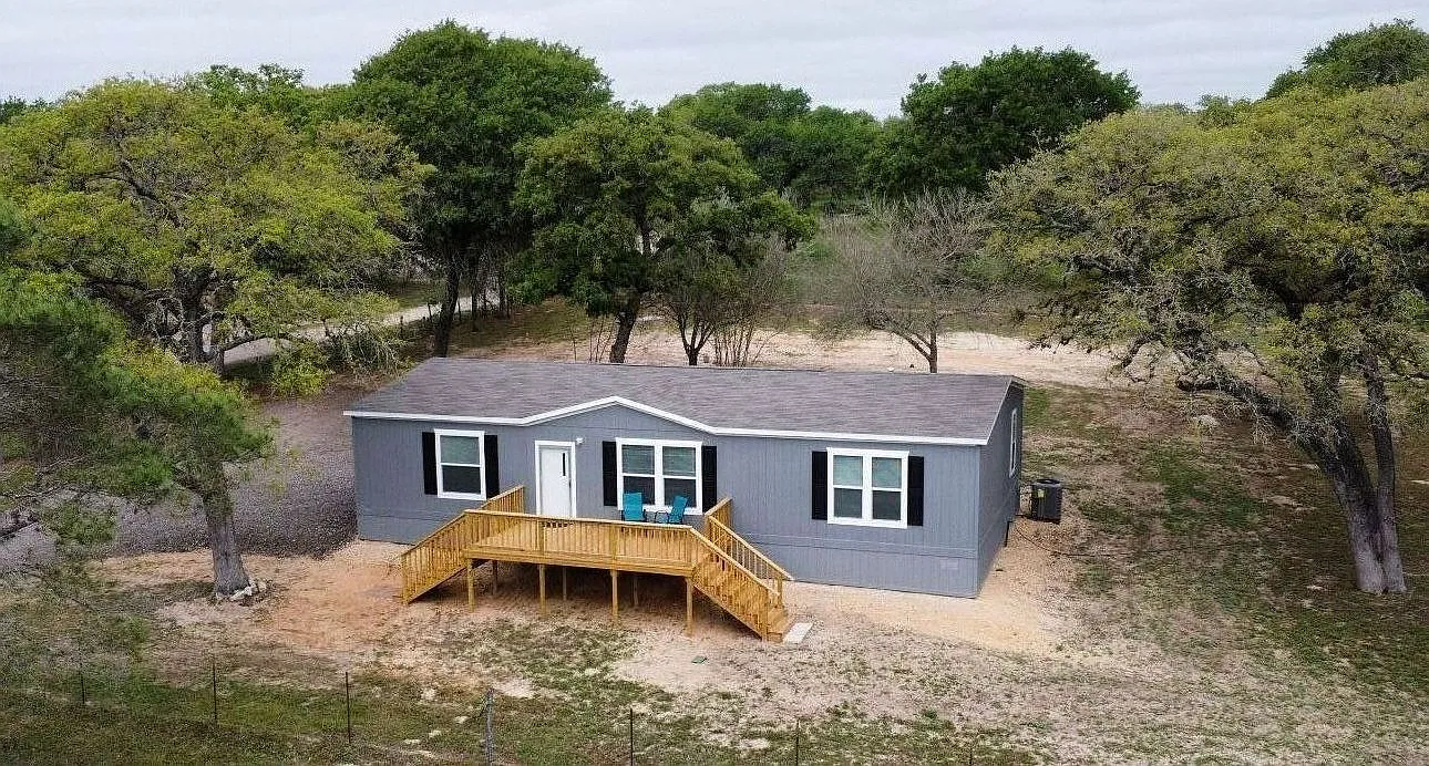3 bed, 2.0 bath, 1577 sqft, $2,200 — Photo 2