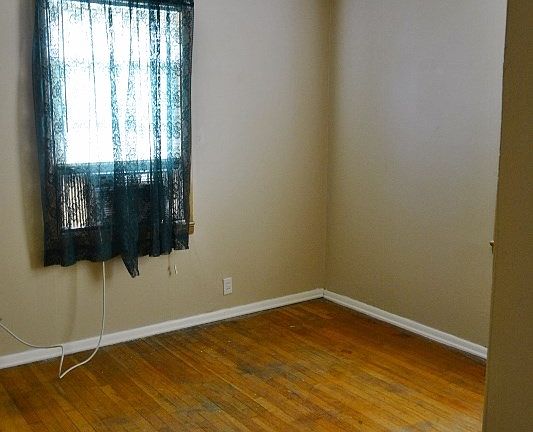 5th image of 111 N Cheyenne St