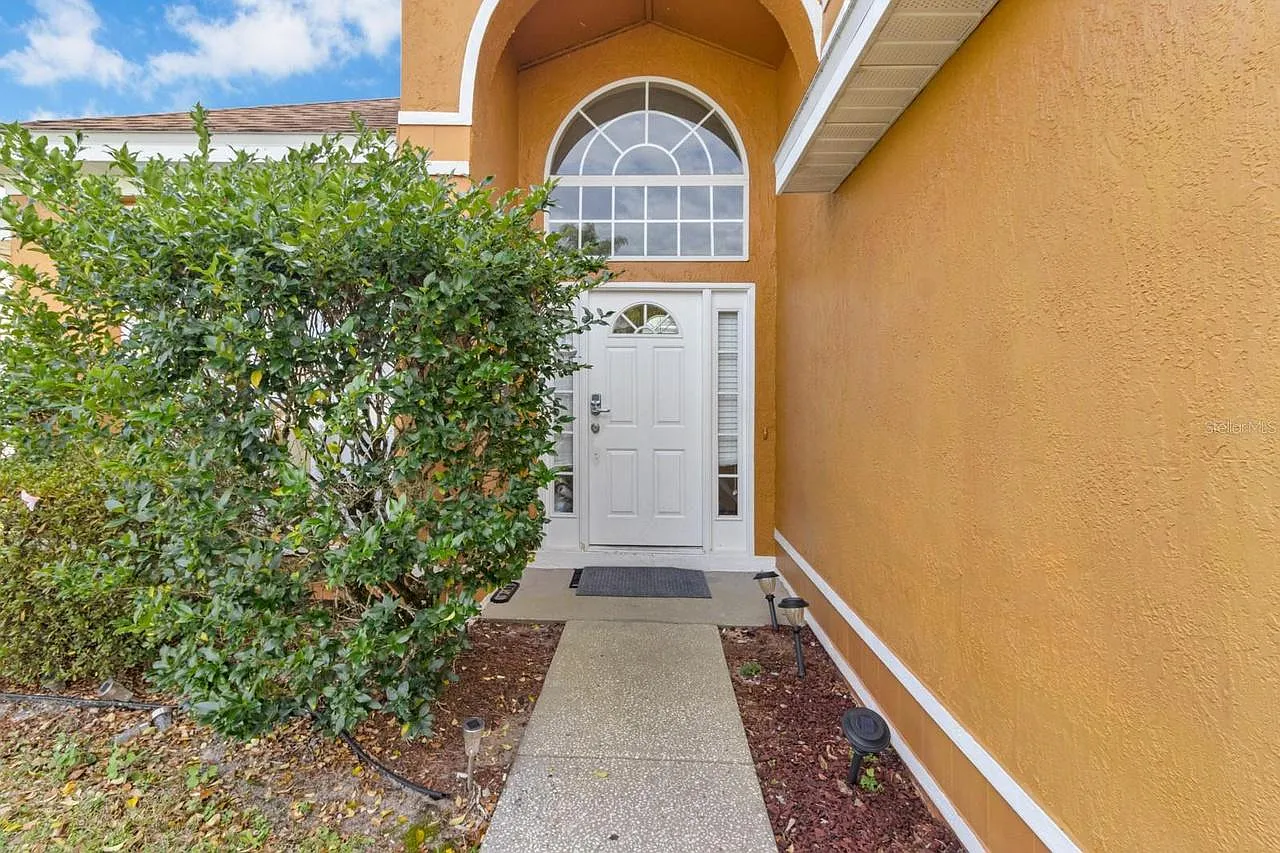 4 bed, 2.5 bath, 2074 sqft, $2,600 — Photo 3