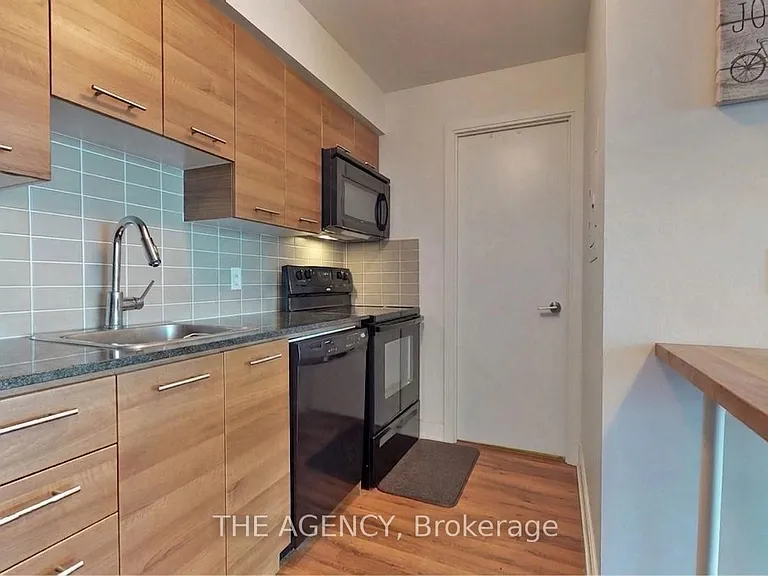 135 Village Green Sq #1015 — Photo 14