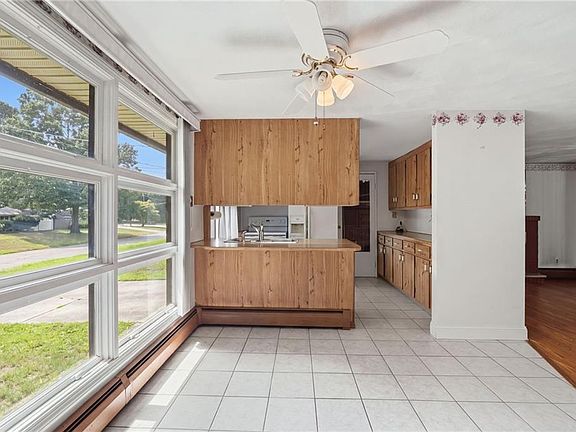 4th image of 124 Chatworth Ave