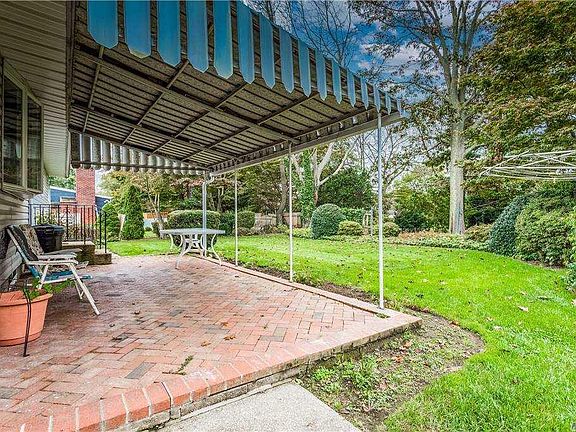 3rd image of 400 Oaktree Ln