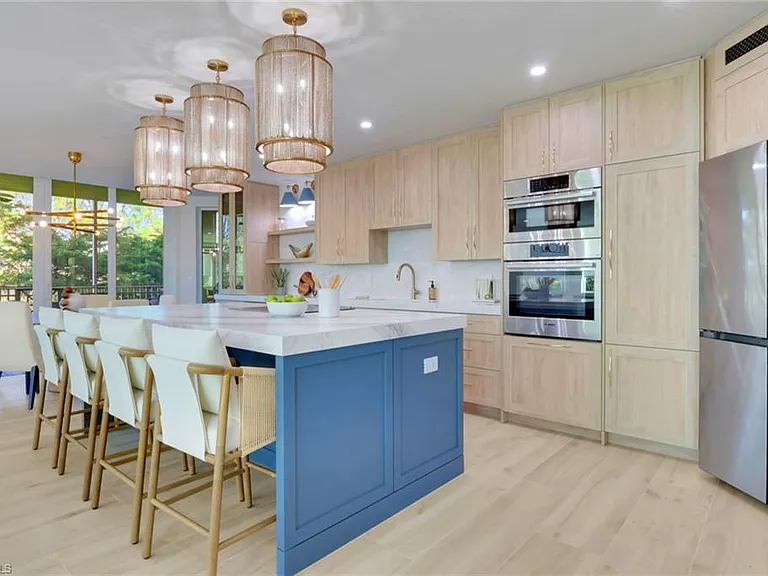 2728 Tiburon Blvd E #302 — Photo 2