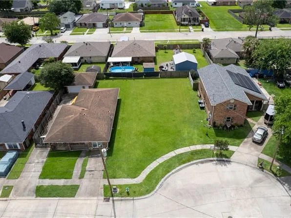 3301 Charles Ct, Chalmette, LA 70043