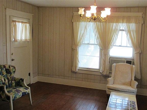 3rd image of 907 Park Dr