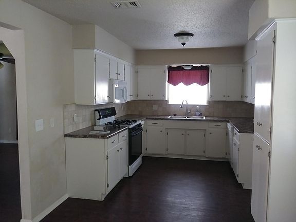 3rd image of 2412 Hilldale Blvd