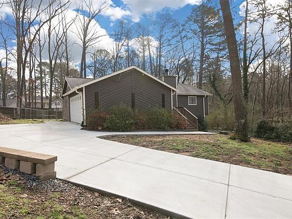 3rd image of 4046 White Oak Cir