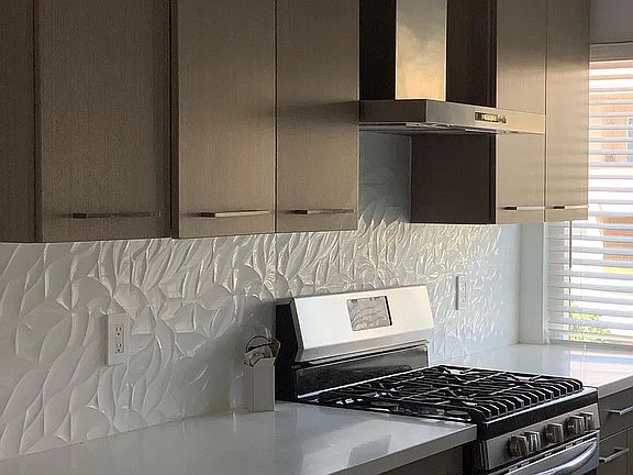 5th image of 702 S St Andrews Pl APT 1