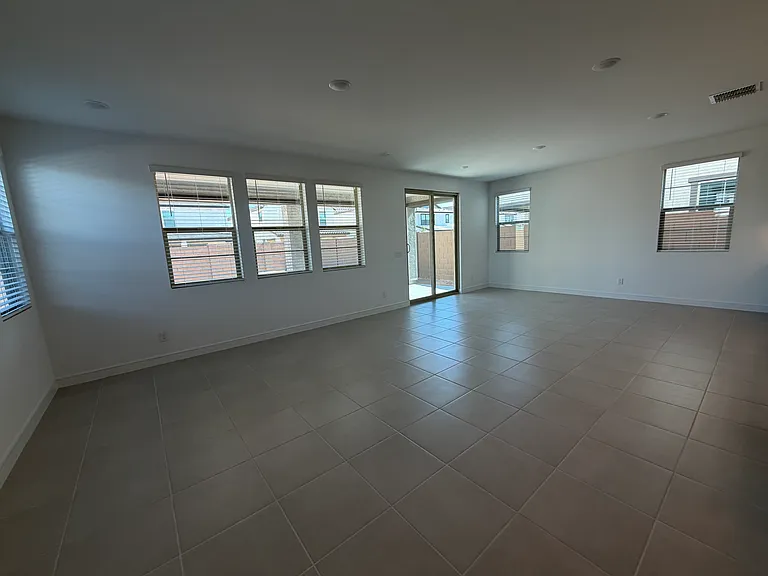 8015 W Royal Palm Rd — Photo 14