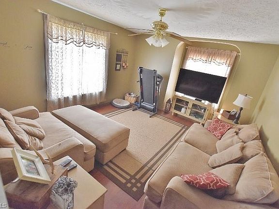 3rd image of 207 N Walnut St